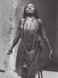 Afrika: Sudanesisk magdansös (svartvitt foto)