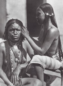 Afrika: Sudanesiska kvinnor flätar hår (svartvitt foto) av Hugo Adolf Bernatzik