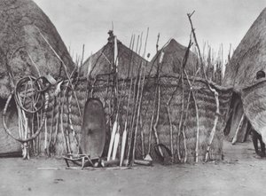 Afrika: En avliden Shilluk-hövdings egendom (svartvitt foto) av Hugo Adolf Bernatzik