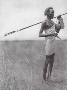 Afrika: Resande Dinka-krigare (svartvitt foto)