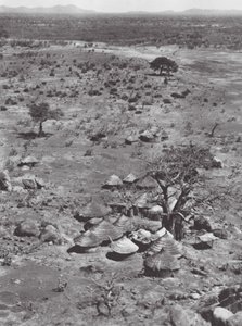 Afrika: Utsikt över slätterna från Mount Talodi (svartvitt foto) av Hugo Adolf Bernatzik
