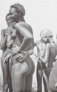 Nuer-flicka (svartvitt foto)