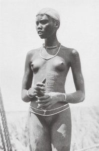 Nuer-flicka (svartvitt foto)