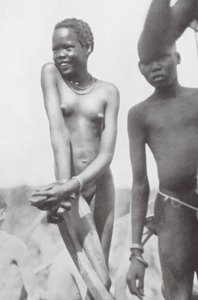 Nuer, flicka och pojke (svartvitt foto) av Hugo Adolf Bernatzik