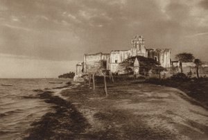 Mexiko: Campeche, Ruinen av klostret San Francisco (svartvitt foto) av Hugo Brehme