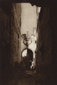 Mexiko: Capital Mejico, gammal innergård på Cinco de Febrero Street (svartvitt foto) av Hugo Brehme