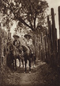 Mexiko: Mexikaner i nationaldräkt (svartvitt foto) av Hugo Brehme