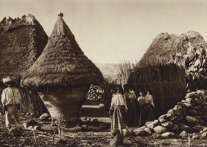 Mexiko: Majsbehållare i en by (svartvitt foto) av Hugo Brehme