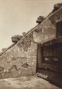 Mexiko: San Juan Teotihuacan, Skulpturer av trapporna i Quetzalcouatls pyramid i mitten av citadellet, västra fasaden (svartvitt foto) av Hugo Brehme