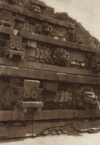 Mexiko: San Juan Teotihuacan, Stenskulpturer på västra fasaden av pyramiden Quetzalcouatl, pyramid i mitten av citadellet (svartvitt foto)