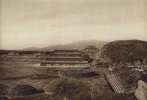 Mexiko: San Juan Teotihuacan, Utsikt över citadellets terrasser (svartvitt foto) av Hugo Brehme