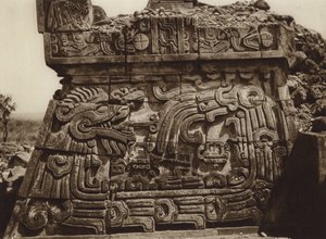 Mexiko: Xochicalco, del av pyramid med orm och hieroglyfer (svartvitt foto) av Hugo Brehme