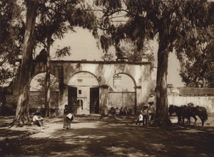 Mexiko: Xochimilco, ingång till kyrkan (svartvitt foto) av Hugo Brehme