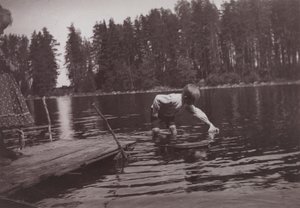 Barn flyter på en lekbåt på Niemenlauta av Hugo Simberg