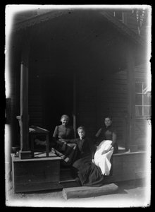Tjänstefolk på verandan till Niemenlautlauta-villan av Hugo Simberg