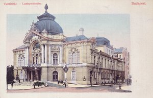 Vykort som föreställer Vigszinhaz (komedieteater) på Grand Boulevard i Budapest, ca 1900 (efter ett färgfoto) av Hungarian School