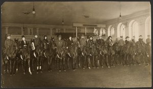 Ridtävling på Milchailovsky Manege (ridskola) S:t Petersburg: damernas omgång. av Iakob Vladimirovich Shteinberg