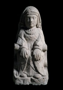 Lady sitter. Kalkstensskulptur, 300-talet f.Kr