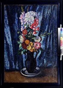 Bukett blommor i en kanna framför en blå bakgrund. (Glas blommor i en svart kanna på den blå bakgrunden). Målning av Ilya Ivanovich Mashkov (Ilia Mashkov, Matchkov) (1881-1944), olja på duk 1916. Rysk konst, tidigt 1900-talsstilleben. Område av Ilya Ivanovich Mashkov