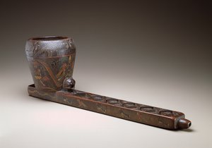 Ceremoniellt hällkärl, Peru, 1675-1725 (chonta-trä, hartsfärg och naglar)
