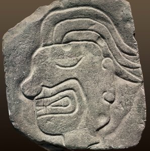 Inka relief som representerar ett ansikte i profil (sten)