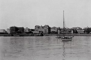 Bombay, Indien: En vy över Bombay från hamnen (svartvitt foto) av Indian photographer