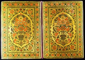 Ett par lackerade bokomslag dekorerade med en blommig design, med en blomstervas och finkar i mitten, 1700-tal av Indian School
