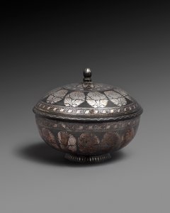 Skål och lock av metallegering inlagt med silver, var och en med ett band av naturalistiska blommor, 1700-1899 av Indian School