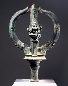 Trident i brons med figur av Mariyammai, smittkoppornas gudinna, som bars i processioner under epidemier, indisk civilisation. av Indian School