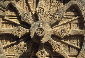 Vagnhjul på basen av Surya-templet av Indian School