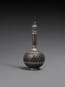Kolv och lock och stativ, eller fat av metallegering inlagd med silver, 1700-99 av Indian School