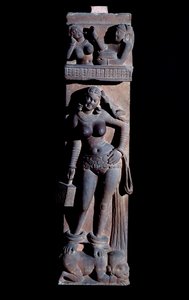 Hinduism: representation av en Yakshini (Yaksi) naturens ande, med en bur och en papegoja, hon står på en dvärg - (En Yaksi med en papegoja och en bur, hon står på en dvärg) Skulptur av Mathura, gres (Mathura skulptur , sandsten) 2:a århundradet (2:a århun av Indian School