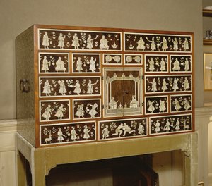 Indiskt skåp dekorerat i elfenben och rosenträ, 17 lådor, Ceylon, 1700 av Indian School