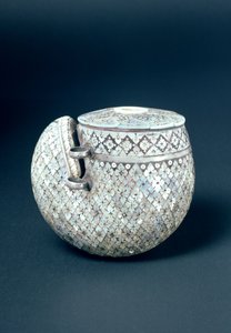 Pulverhorn, indiskt, 1700-tal (horn och pärlemor) av Indian School