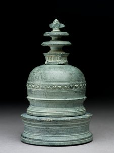 Relikvieskrin i form av en stupa (grön skiffer) av Indian School