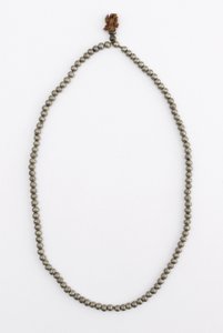 Sträng av små pärlor (silver) av Indian School