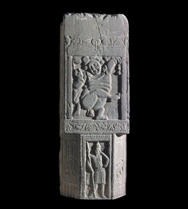 Stupaplatta som visar en dvärg och skytiska figurer, från platsen för Nagarjuna (relief) av Indian School