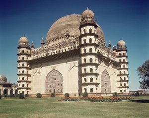Utsikt över Gol Gumbaz, mausoleet till Mohammed Adil Shah II (1627-57) byggt 1659 av Indian School