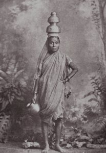 Bombay / Mumbai: The Milkmaid (svartvitt foto) av Indian photographer