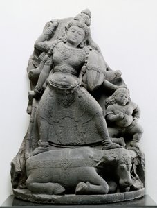 Durga dräpar Mahisa, ca 1300 (vulkanisk sten)