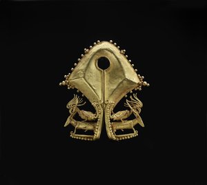 Mamuli, hänge med kakaduor som rider på rådjur, Sumba Islands folk, ca 1800-talet (gjutet och hamrat guld)