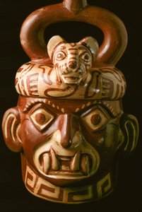 En keramisk artefakt med huggtandsmun som hittades i El Brujo, ett avlägset komplex av pyramidruiner från Moche - en kultur som styrde Perus nordkust från cirka 100 till 800 e.Kr. Den tyske arkeologen Max Uhle grävde i Moche-dalen 1899 och var den förste a av Ira Block
