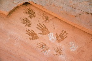 Anasazi-handavtryck, forntida klippkonst som hittades i Grand Gulch, Utah. av Ira Block