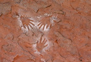 Forntida anasazi-bergkonst, ett handavtryck i Grand Gulch, Utah