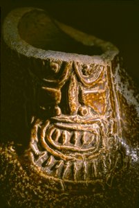 Artefakter från Hucha. El Brujo är ett avlägset beläget komplex med pyramidruiner från Moche - en kultur som styrde Perus nordkust från ca 100 till 800 e.Kr. Den tyske arkeologen Max Uhle grävde i Moche-dalen 1899 och var den förste som insåg att av Ira Block