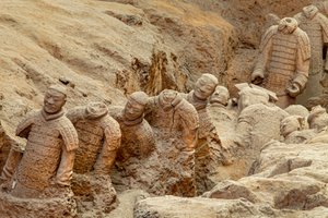 På Terra Cotta Warrior Museum, scener av de olika krigarna i Pit 1-området, 2009 (foto) av Ira Block