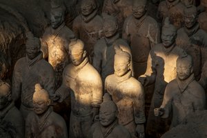 På Terra Cotta Warrior Museum, scener av de olika krigarna i Pit 1-området, 2009 (foto) av Ira Block