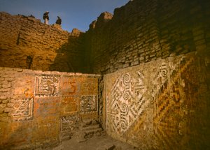 Utförlig konst på väggarna i Huaca Cao Viejo i El Brujo...., 2005 (foto) av Ira Block