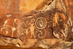 Nära Vernal, UT vid McKee Springs, Fremont-petroglyfer som visar krigare som håller troféhuvuden. 2005 (foto)