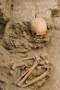 Den offrade kvinnan i begravningen med te mummu-bunt i Huaca El Brujo, 2005 (foto) av Ira Block